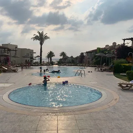 с тремя спальнями на берегу моря Villa *